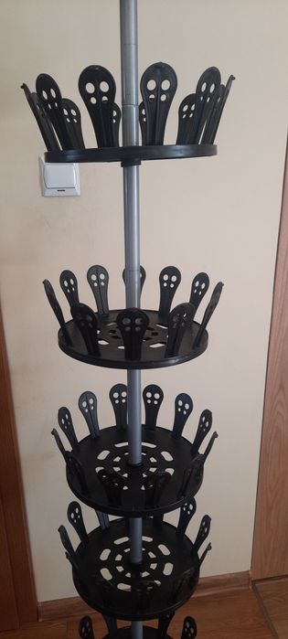 Stojak ma buty obrotowy