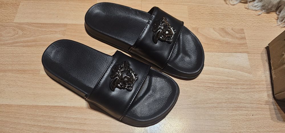 Hit klapki Meduza Versa czarne unisex 40/25.5cm.