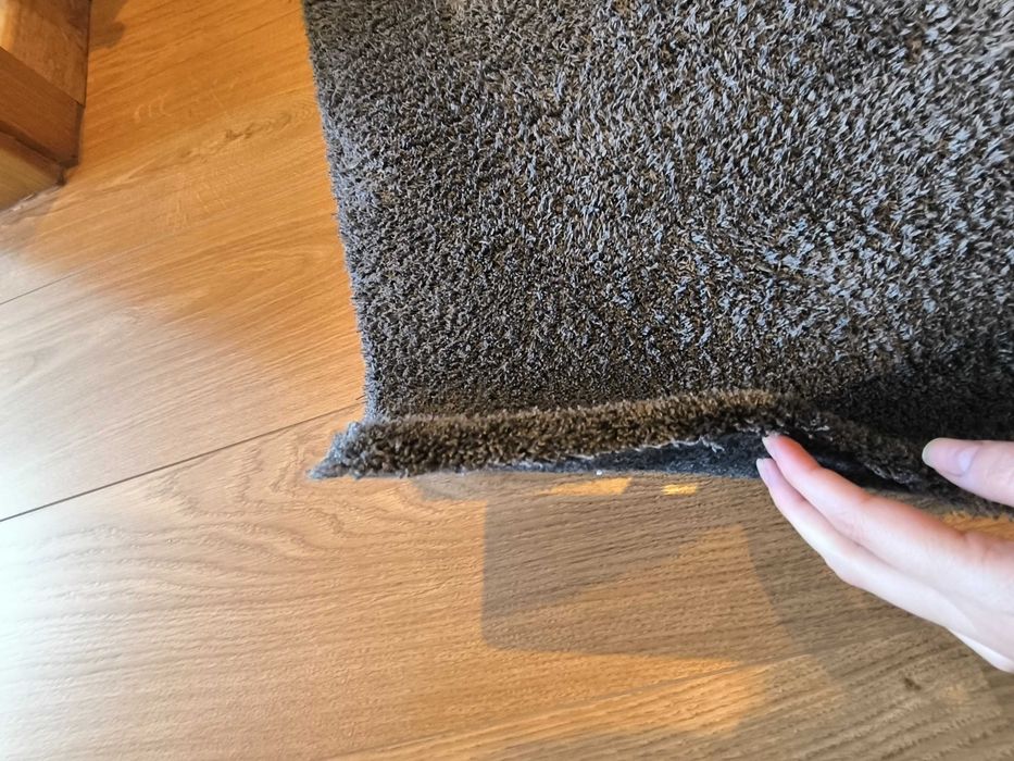 Carpete cinza antracite, lavável e de pelo curto. Medidas: 160*230