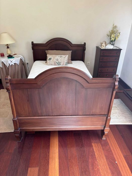 Cama 1,20 largura, madeira maciça