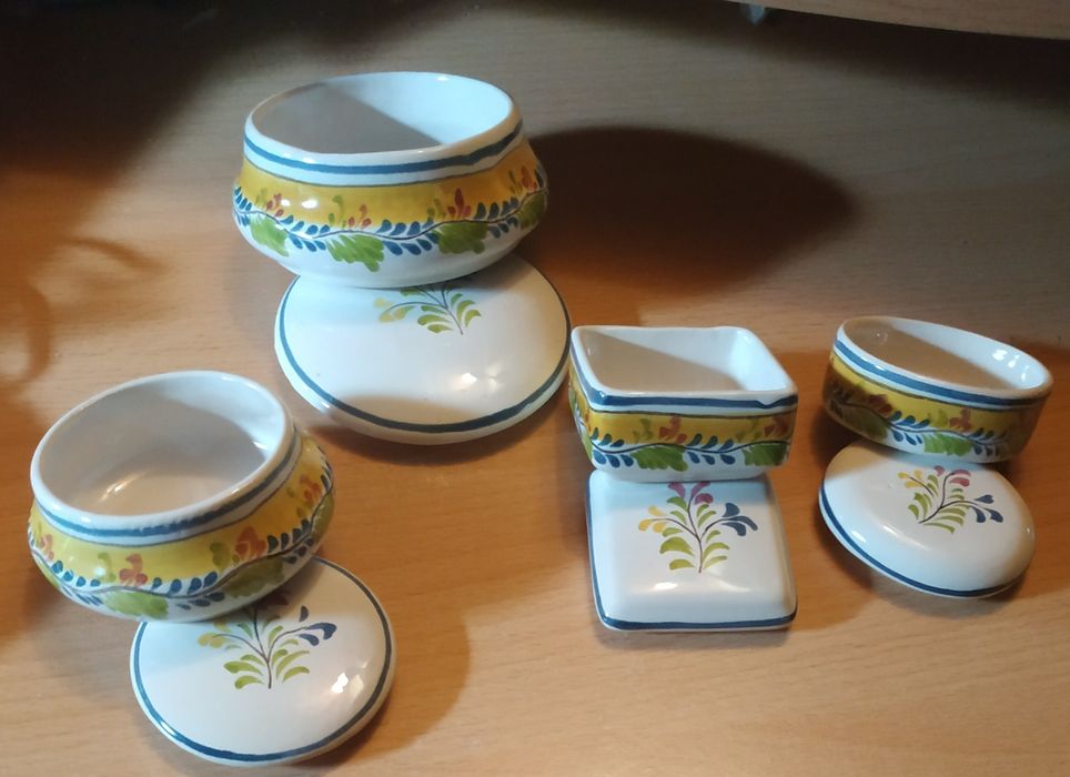Conjunto de 4 caixas em cerâmica artesanais  feitas e pintadas  á mão