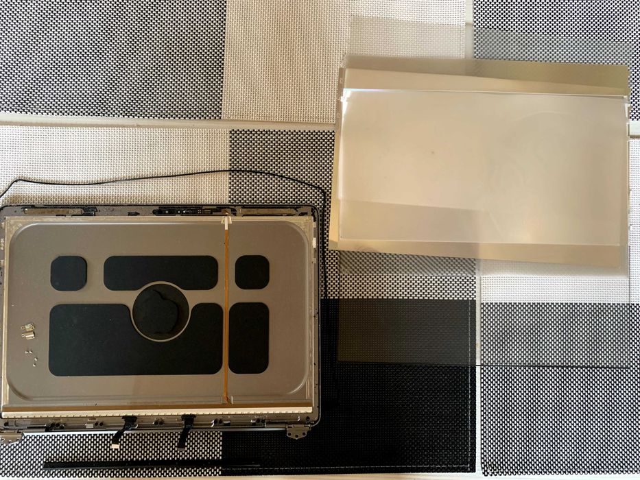 Uszk. ekran MacBook Air M1 bez wyświetlacza. Części sprawne.