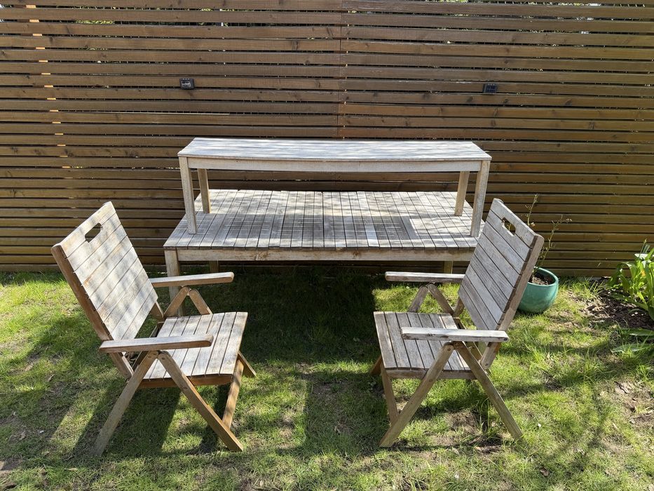 Stół ogrodowy z krzesłami i ławką