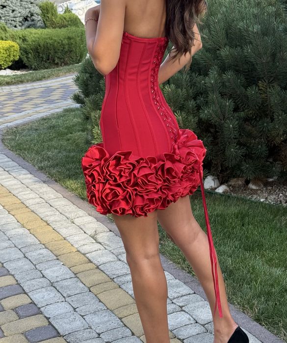 Нереальне плаття, розмір Xs було одягнуто всього один раз, в ідеальному стані, куплено за 4500 грн. продаю за 3000 грн.