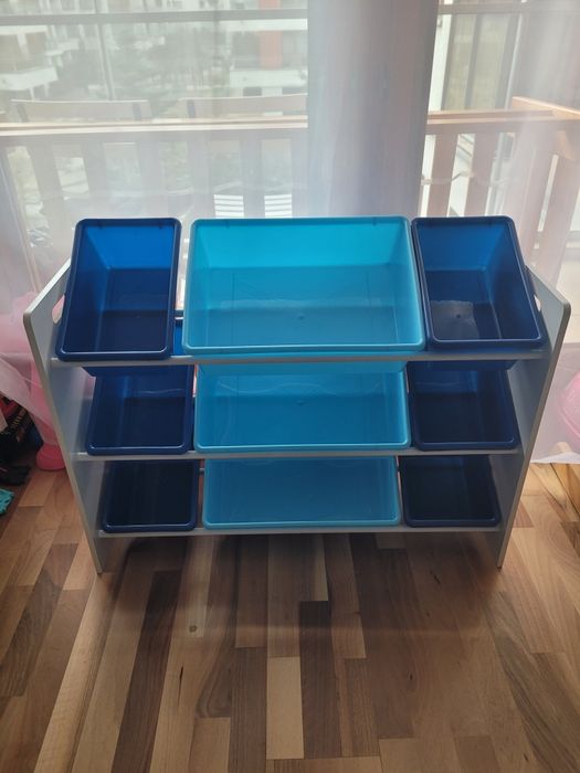 regal na zabawki plastikowe pudełka