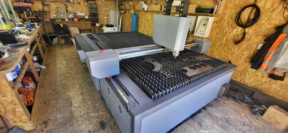 Оптоволоконний лазерний станок. Робоче поле 1550 х 3050