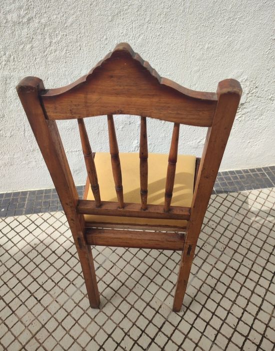 Cadeira de madeira para restauro