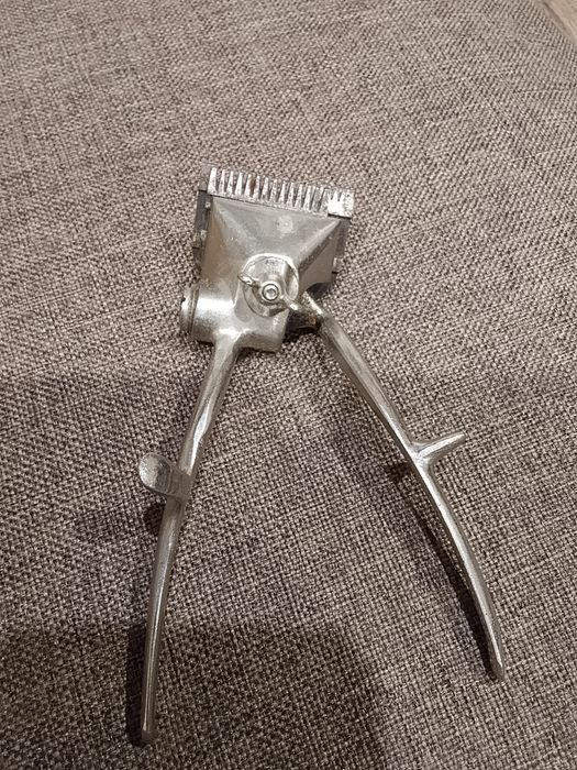 Машинка для стрижки ручна.