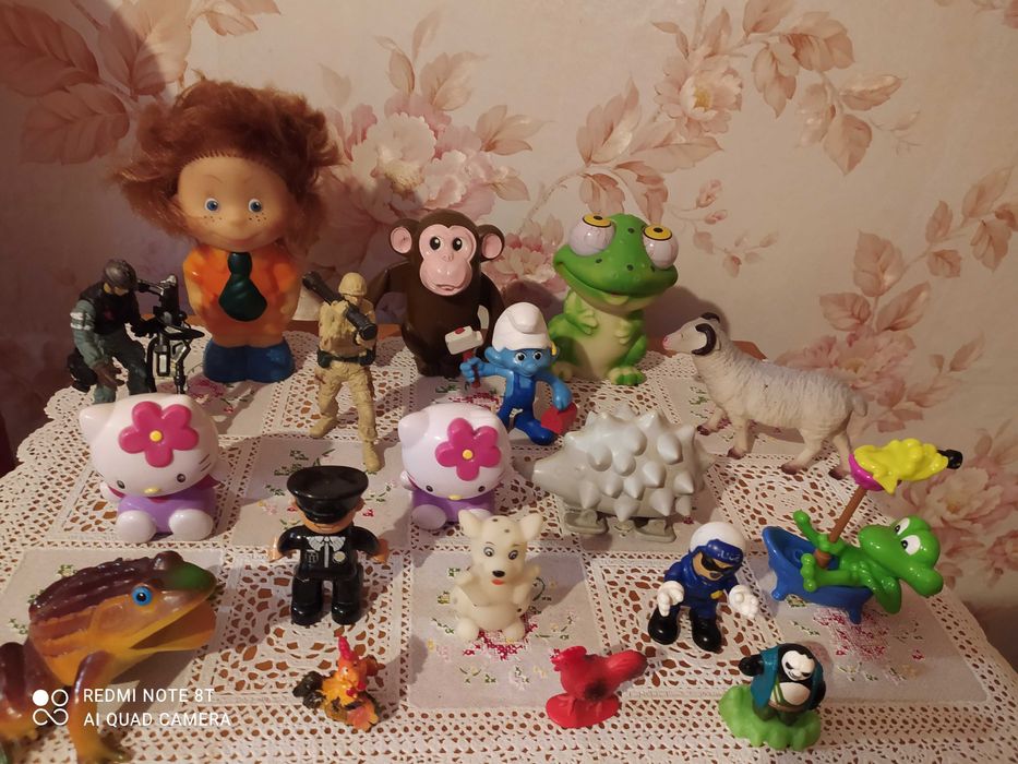 игрушки из киндер сюрприза машинки, фигурки, животные и другие