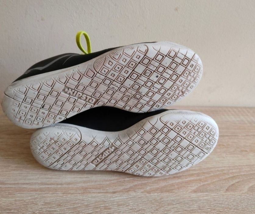 Buty halówki do grania w piłkę nożną lub biegania