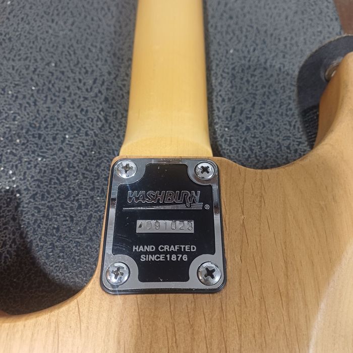 Guitarra Washburn com mala de transporte rígidas