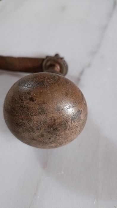 Antiguidade_ Maçaneta de porta com bola em madeira, e muito bom estado