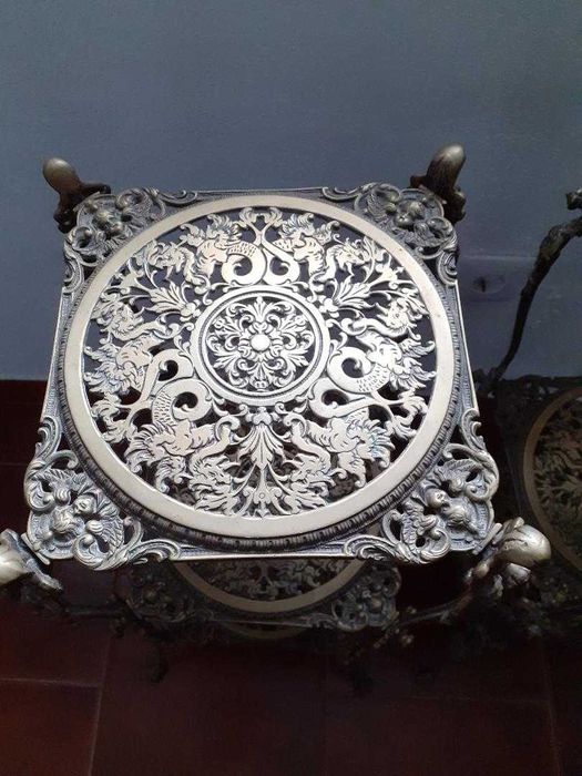 2 mesas de apoio, antigas, em bronze