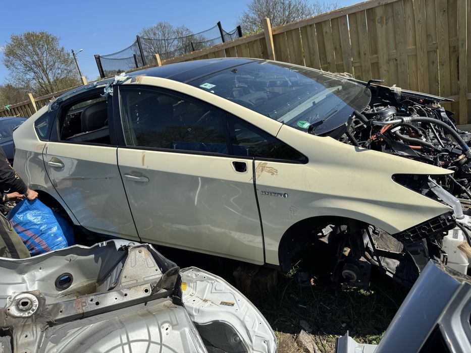 Blotnik prawy lewy toyota prius III