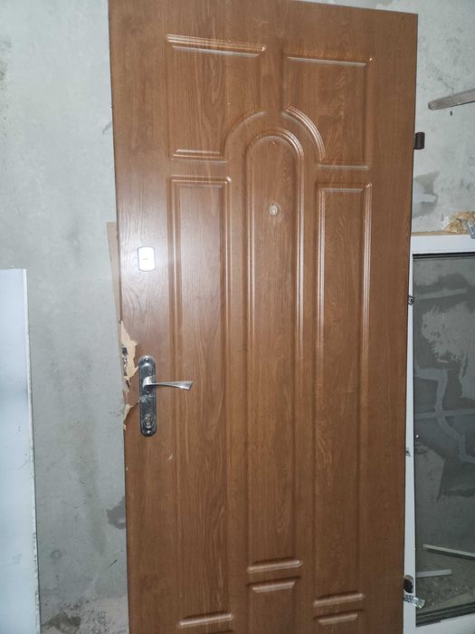 Двері вхідні бу ..