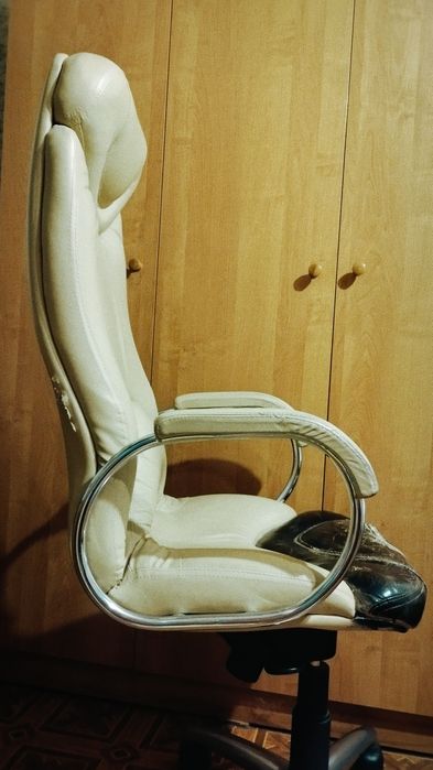 Крісло керівника м'яке на роликах