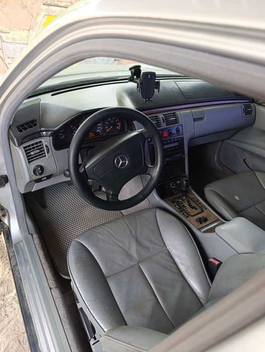 Мерседес w210 e 430 1999, m113, 4.3. Газ/бензин.