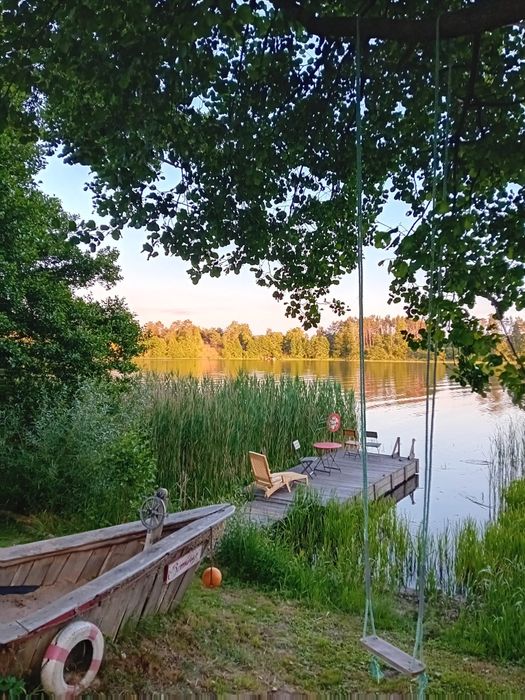 Domek na brzegu jeziora