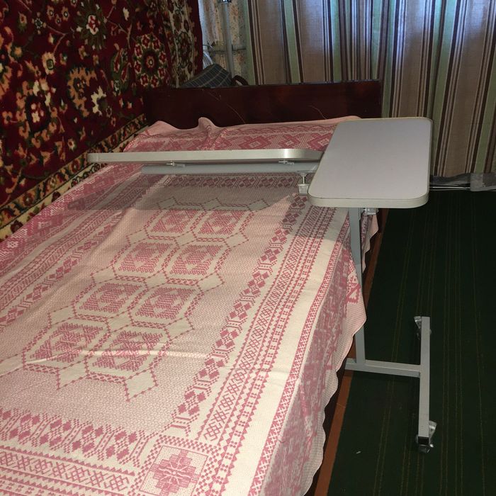 Стіл прикроватний