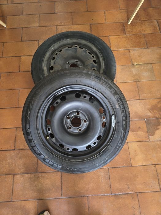 4 rodas de ferro com pneus.
