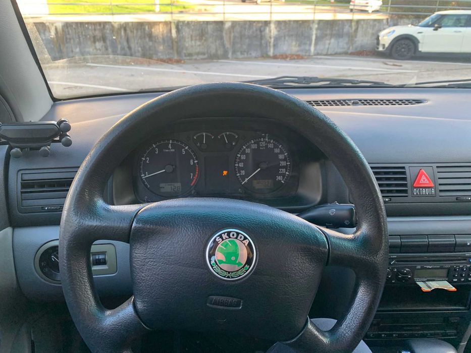 Skoda Octavia do ano 2000, caixa automática.