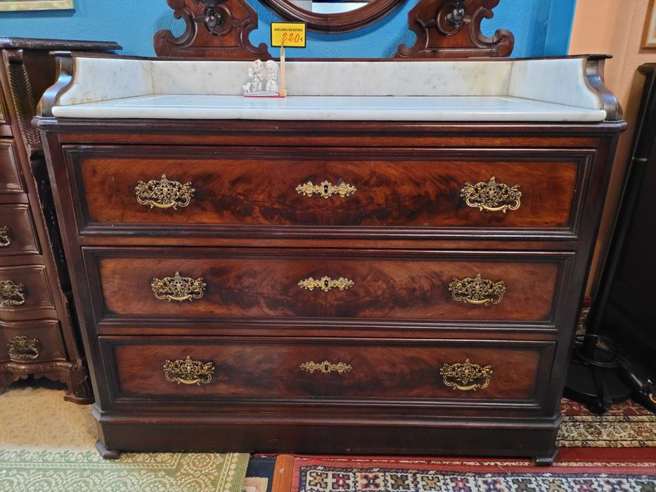 Cómoda antiga em madeira com tampo em pedra e