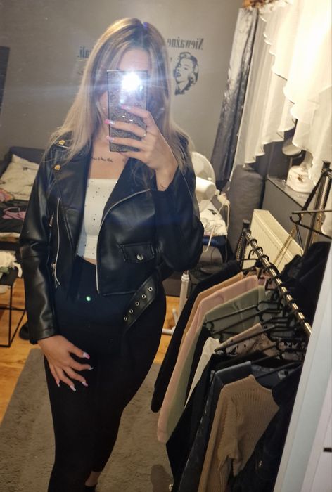 Krótka kurtka biker z paskiem