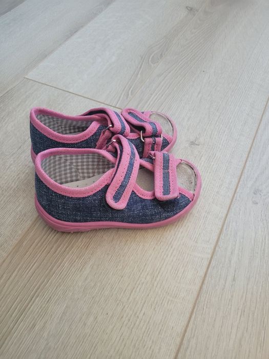 Kapcie, sandałki dziewczęce 22