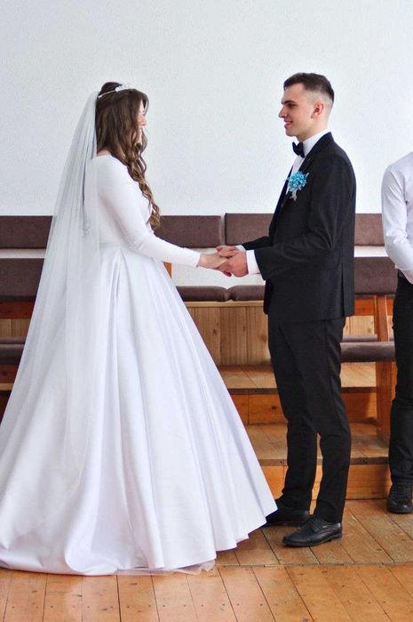 Шикарна весільна сукня