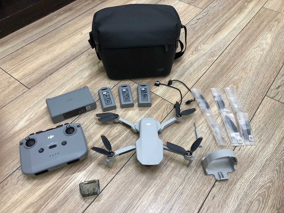 ウ*ル様 Dji mini2 fly more combo DJI Mini 2 Fly Moreコンボ 折りたたみ可能超軽量ドローン 4Kカメラ搭載