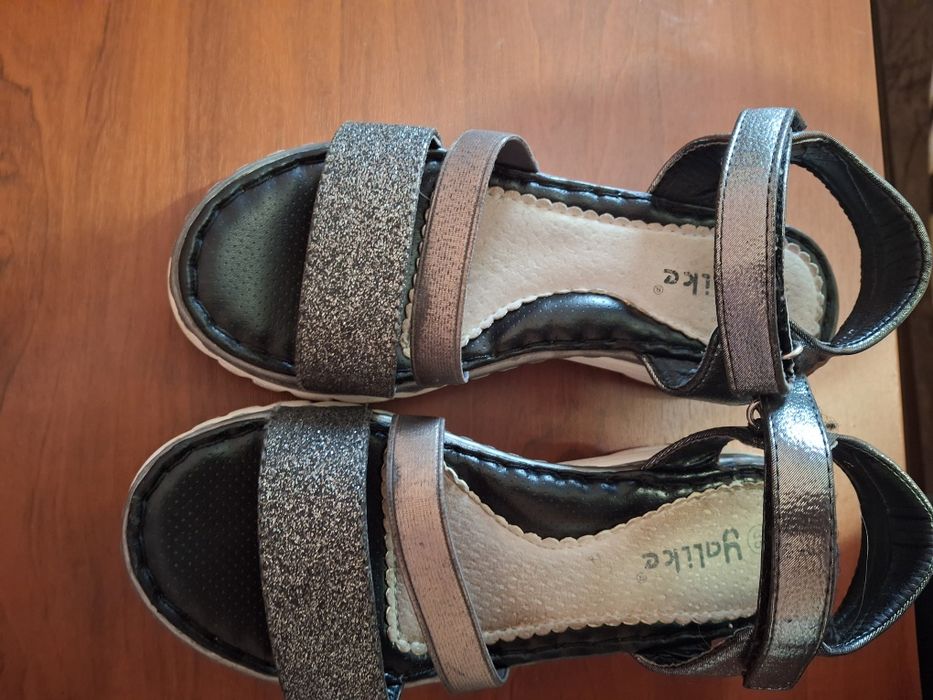 Босоніжки на дівчинку