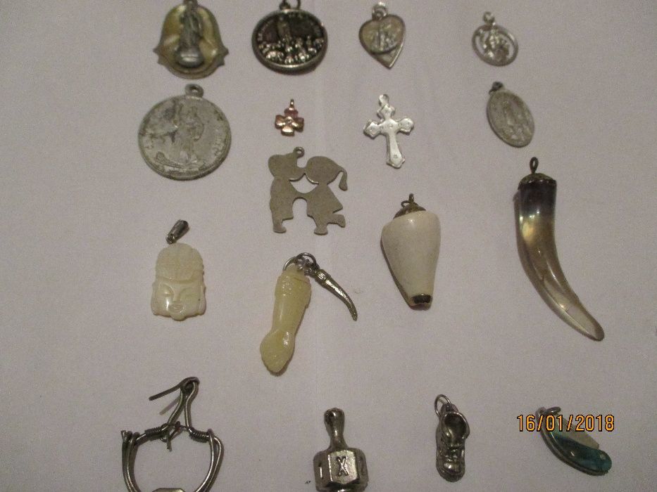 17 amuletos e medalhas para fios pendentes