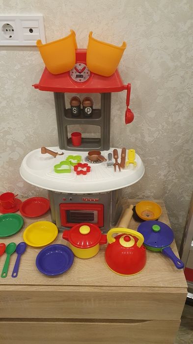 Детская кухня с посудкой