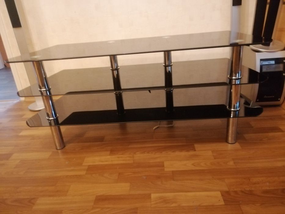Стеклянная полка под TV