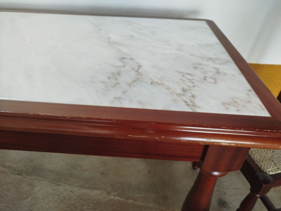 Mesa de cozinha com cadeiras e bancos