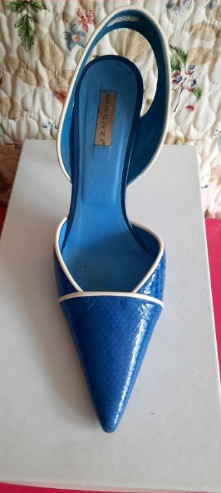 Итальянские элегантные лаковые босоножки 38 размера с закрытым носком