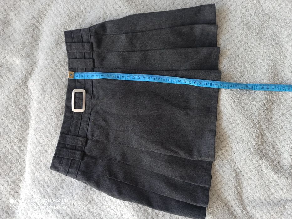 Plisowana szarą spodniczka