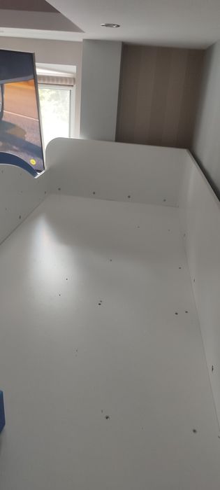 Дитяча стінка: стіл, ліжко, шафа.