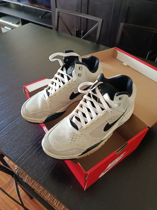 Tons de cinza Nike Air Flight Lite.