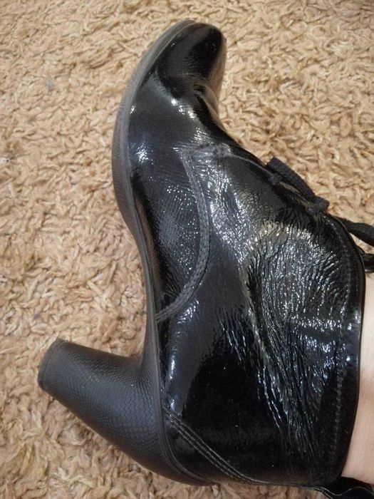 Жіночі ботинки Ecco, лакова шкіра