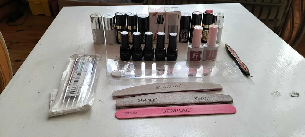 Akcesoria i lakiery do paznokci.