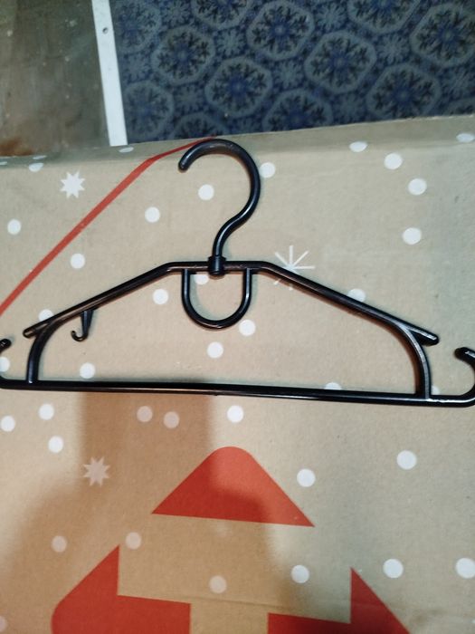 Тремпель для одежды.