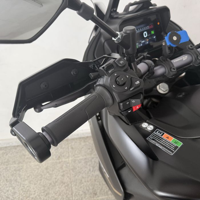 Yamaha Tracer 7 GT de 2025 akrapovic