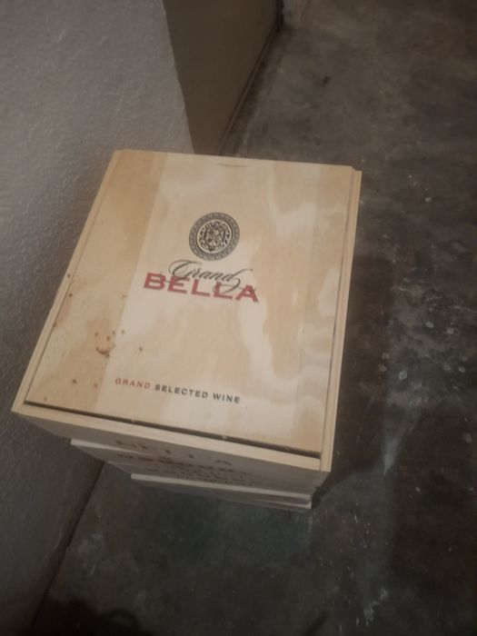 Vendo caixas de madeira com marcas de vinhos