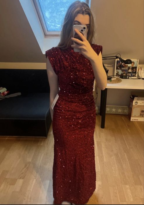 Cekinowa sukienka maxi z odkrytymi plecami