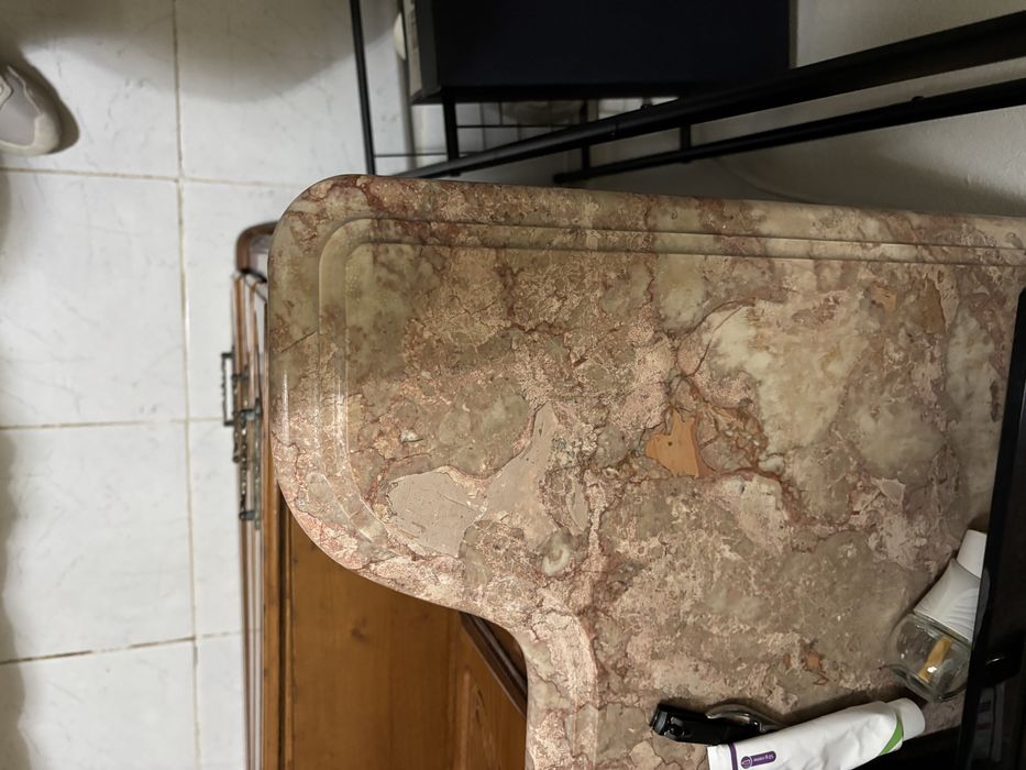 Cómoda e 2 mesinhas de cabeceira em madeira maciça e tampo em pedra mármore