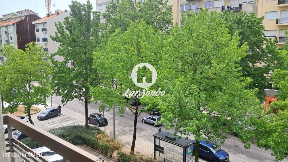 Apartamento T2, na zona da Rua Costa Cabral, junto ao Metro, dispon...