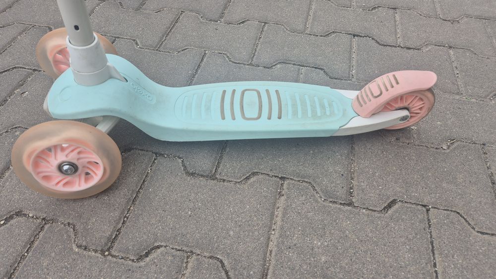 Hulajnoga trójkołowa dziecięca z Decathlonu, świecące kółka