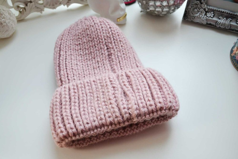 Розовая шапка с отворотом Versace