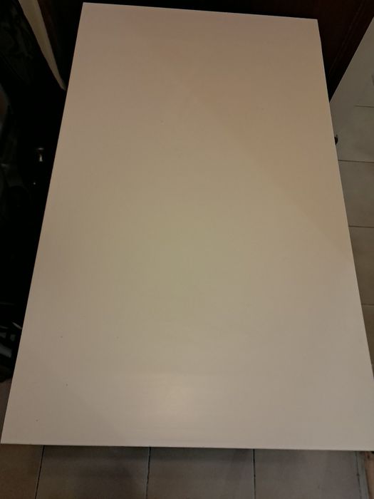 Mesa Ikea branca com os pés